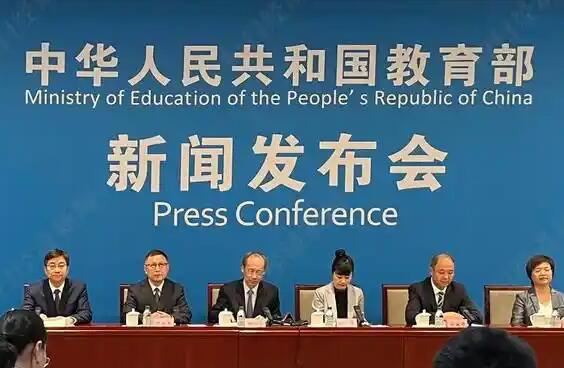 教育部部长：强化教师工资待遇保障
